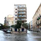 Abbiamo detto �proseguimento� della via perch� in questo punto la strada si divide in due. A fare da spartiacque � piazzetta Padre de Pergola, sorta di ampio marciapiede che si trova ai piedi di un palazzo che segna l�inizio della biforcazione: a sinistra prosegue via San Francesco D�Assisi a destra parte la lunga via Napoli